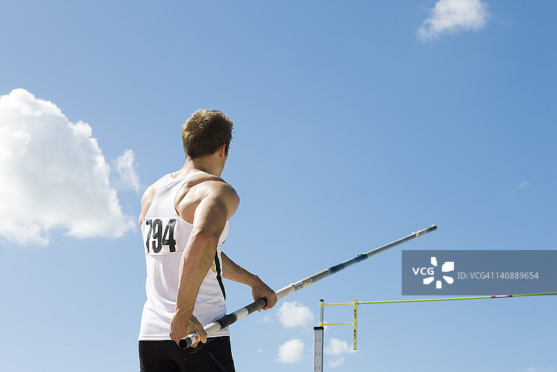 撑杆跳比赛中的运动员（后视图）图片素材