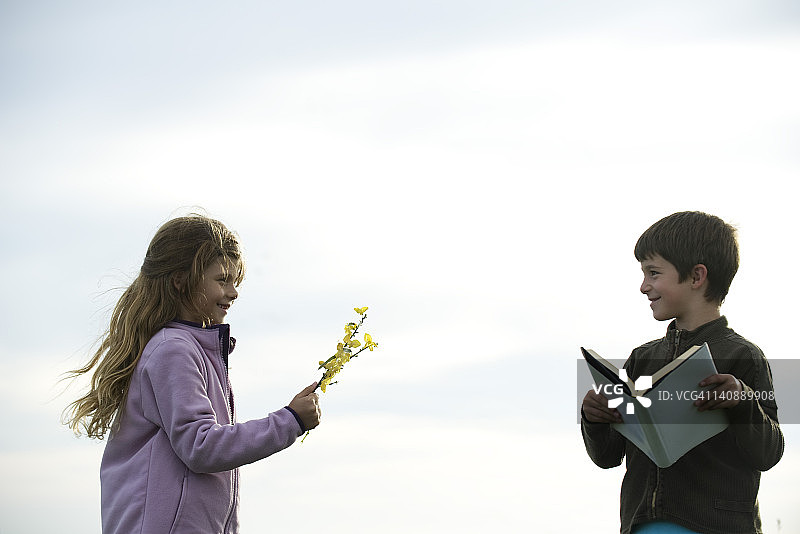 女孩给男孩野花图片素材