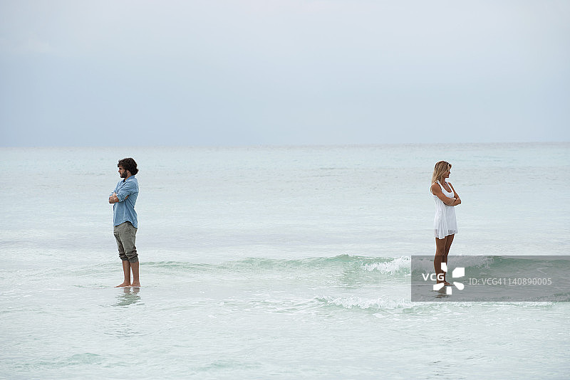 情侣在海边背对而立图片素材