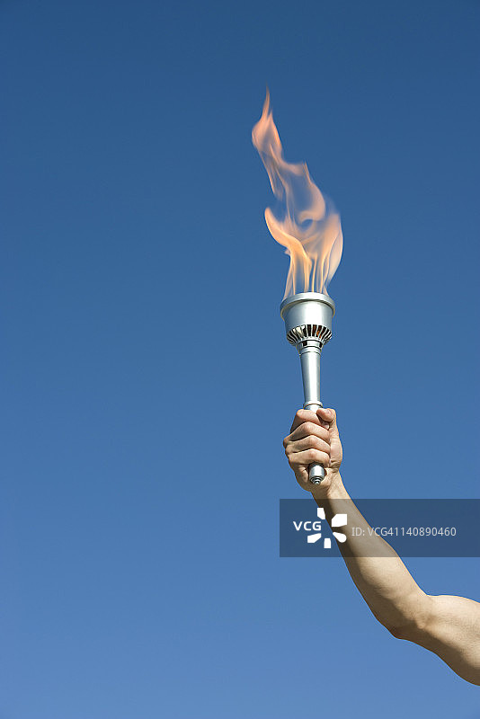 男人手臂举着火炬图片素材