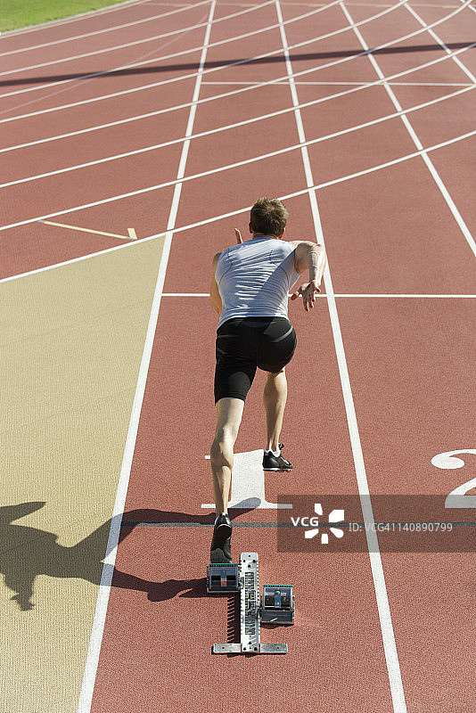 在跑道上奔跑的男人（后视图）图片素材