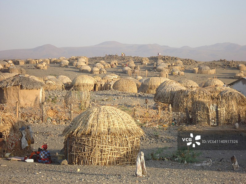 图尔卡纳村庄的典型小屋图片素材