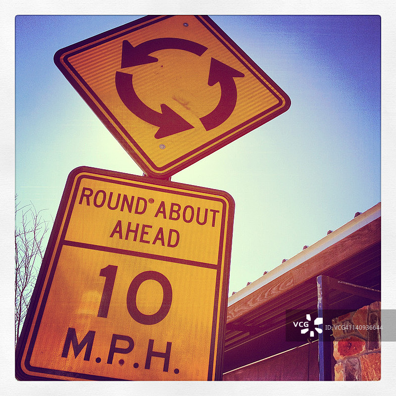 街道上的方向指示牌图片素材