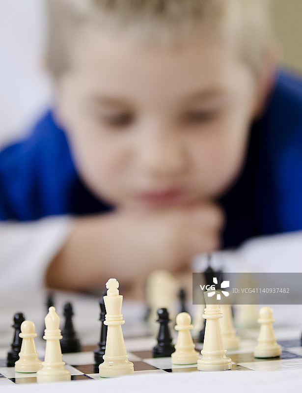 男孩下棋图片素材