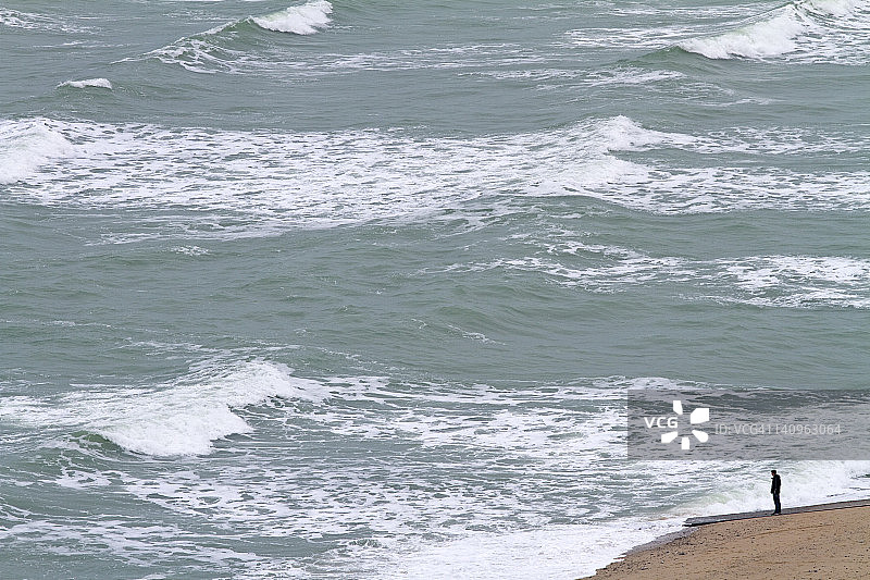 独自站在海边的男人图片素材