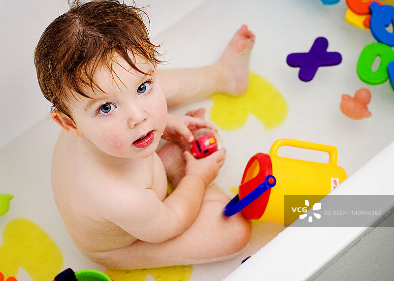 在浴缸中洗澡的幼儿男孩图片素材