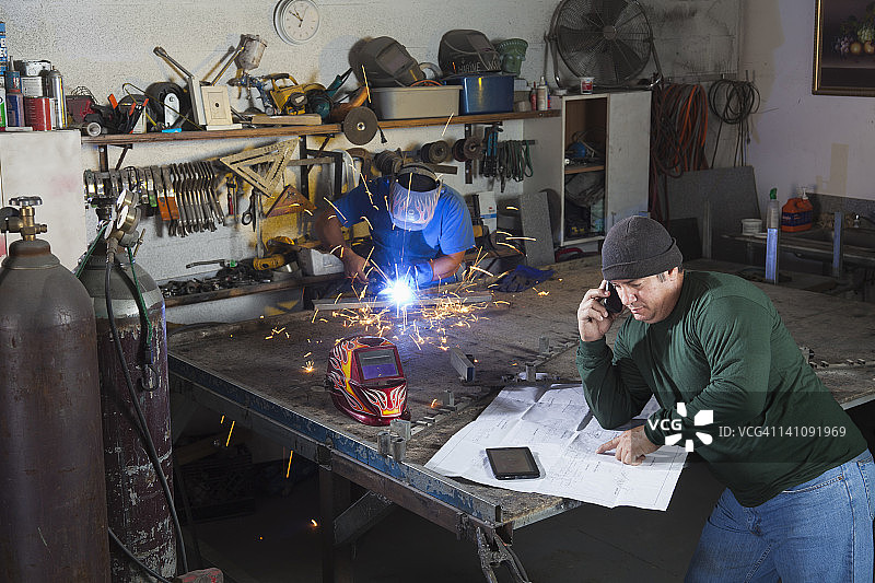 车间里的钢铁工人图片素材