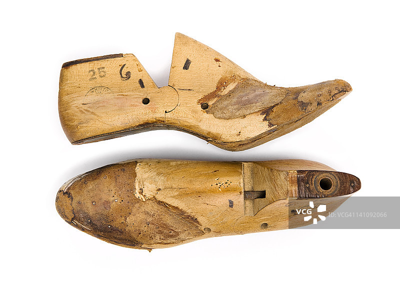 白色背景上的一双木制鞋楦图片素材