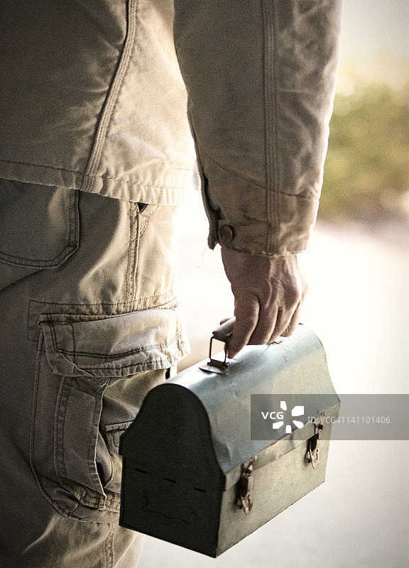 她会在他的午餐盒里放纸条图片素材