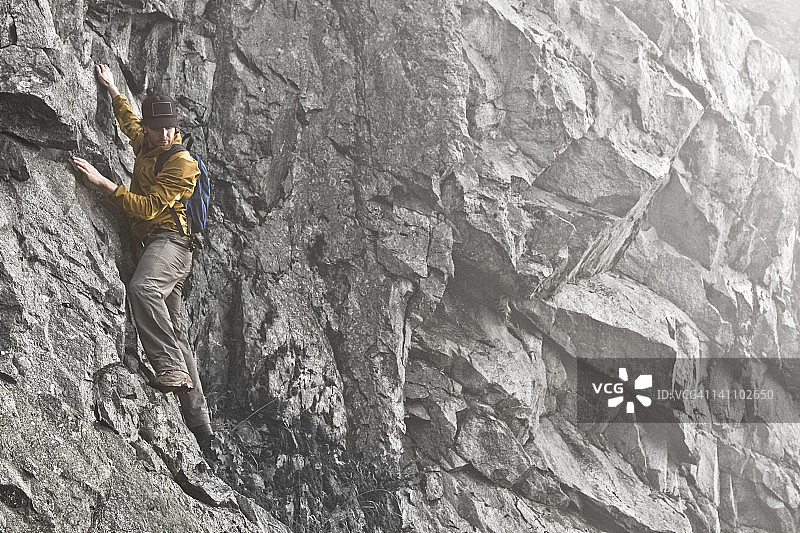 男人攀登花岗岩石图片素材