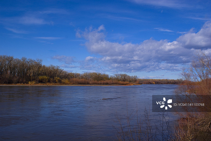 萨克拉门托河冬日风光图片素材