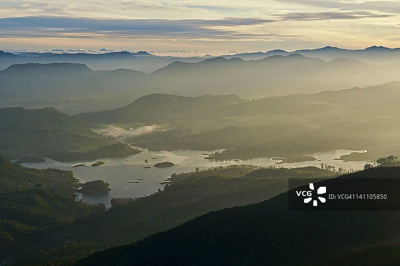 从斯里兰卡亚当峰顶看到的景色图片素材