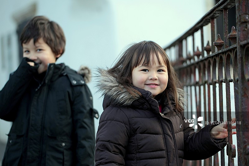 小女孩和男孩的肖像图片素材