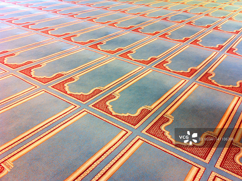 印在清真寺地毯上的祈祷垫图片素材