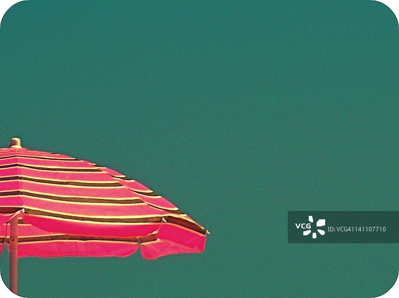 粉色条纹沙滩伞图片素材
