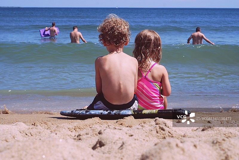 海滩上的孩子们图片素材
