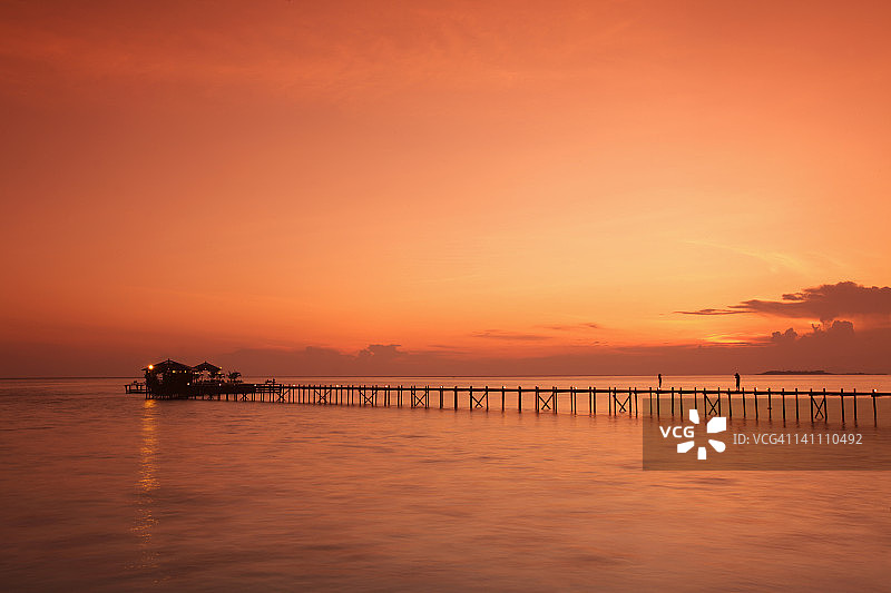 卡帕莱岛的码头与日落图片素材