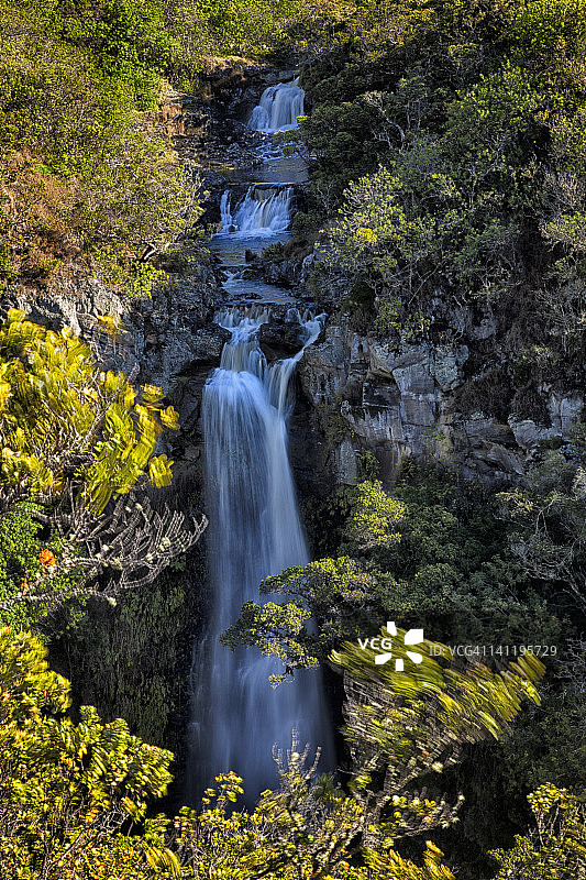 卡穆埃拉附近的无名偏远瀑布图片素材