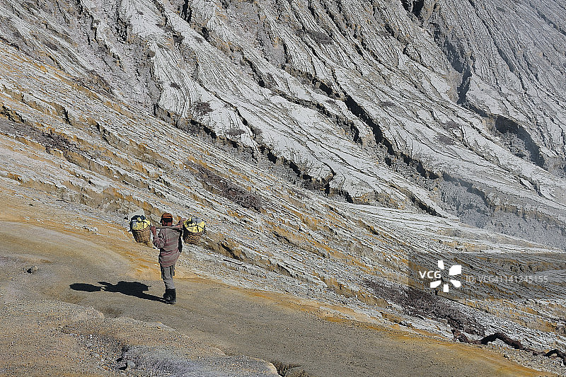 卡瓦伊真火山的工人图片素材