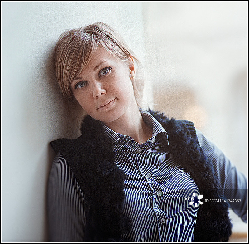 身穿黑色夹克的女子肖像图片素材