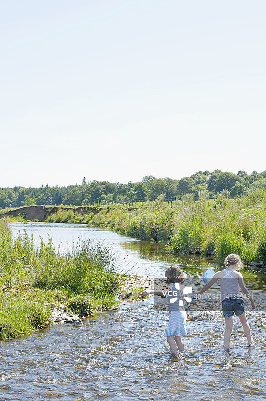 孩子们在乡村小溪里玩耍图片素材