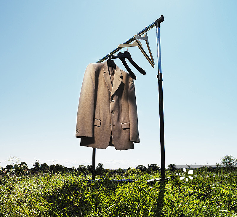 挂在田野里的西装外套图片素材