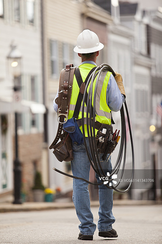 电缆安装工在街上携带视频电缆图片素材