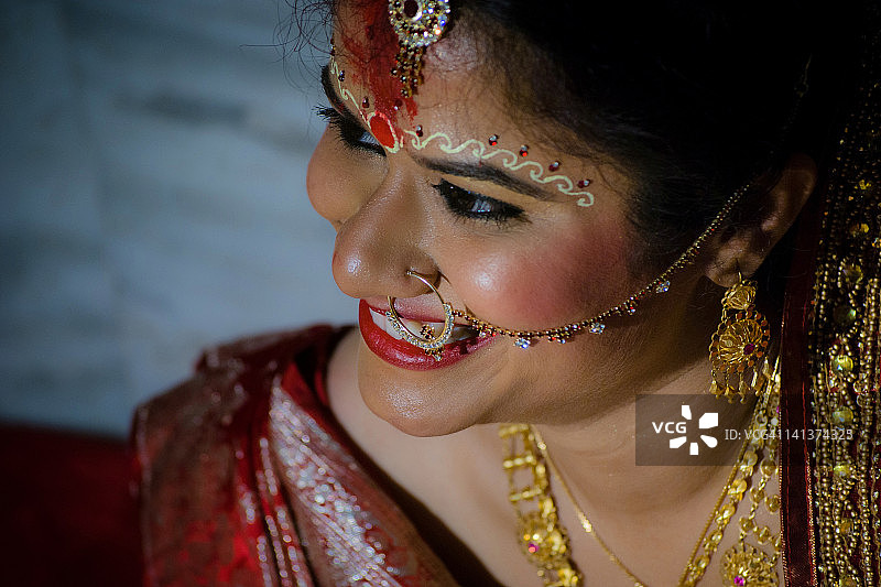 佩戴饰品的印度新娘图片素材