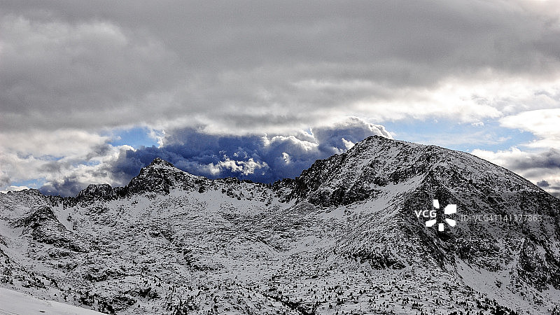 覆盖着积雪的山峰图片素材