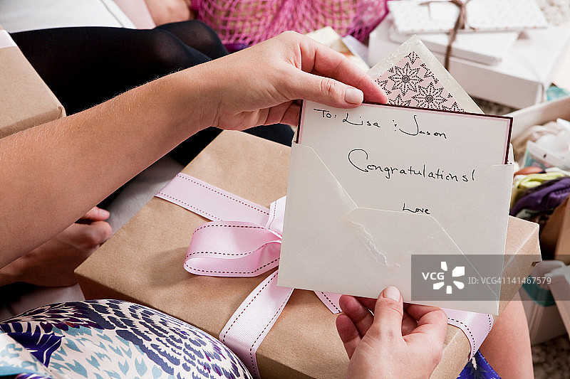 女人举着婴儿派对卡片图片素材