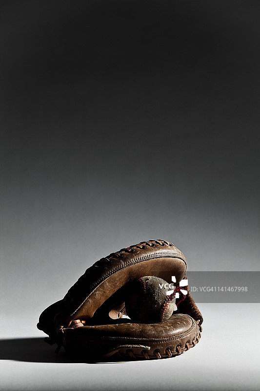 戴手套的棒球图片素材