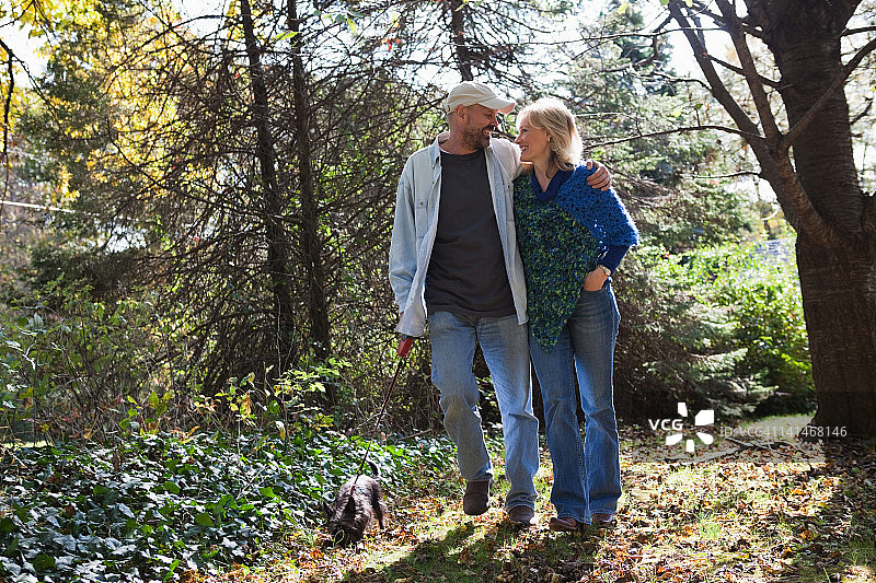 中年夫妇遛狗图片素材