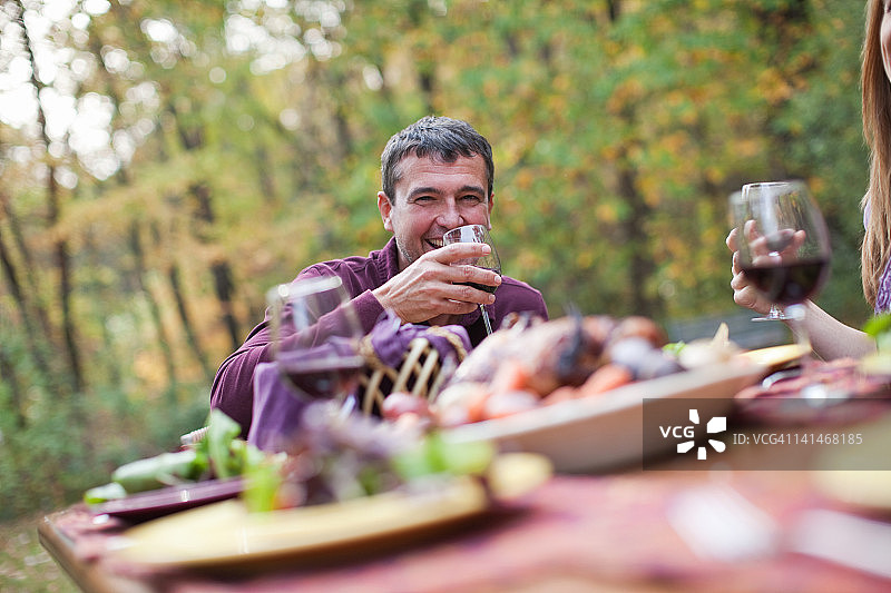 中年男人在户外用餐图片素材