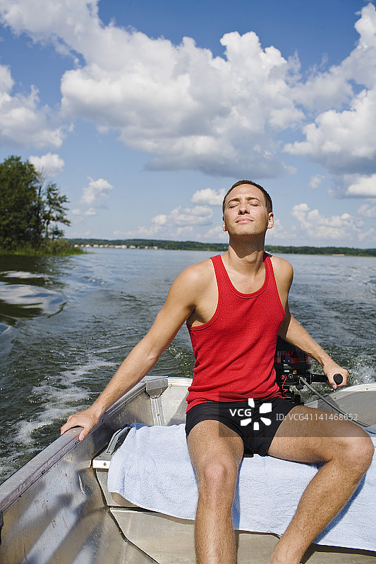 在摩托艇上的年轻男人图片素材