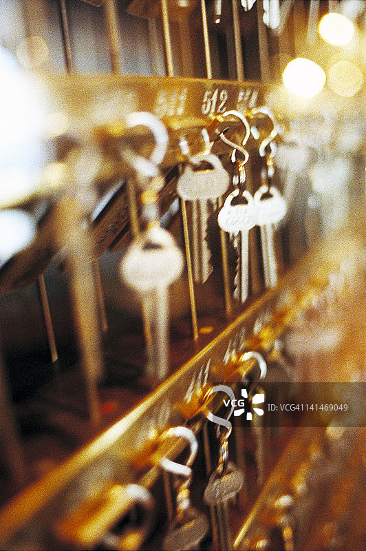 挂在挂钩上的酒店钥匙的特写图片素材