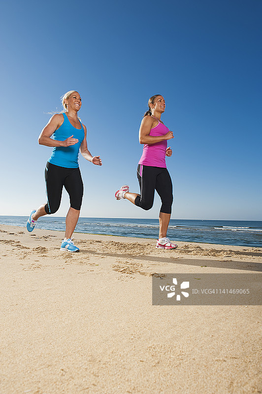 两名女子在海滩上慢跑图片素材