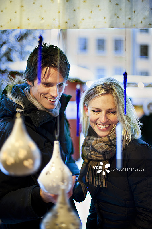 情侣站在摊位前图片素材