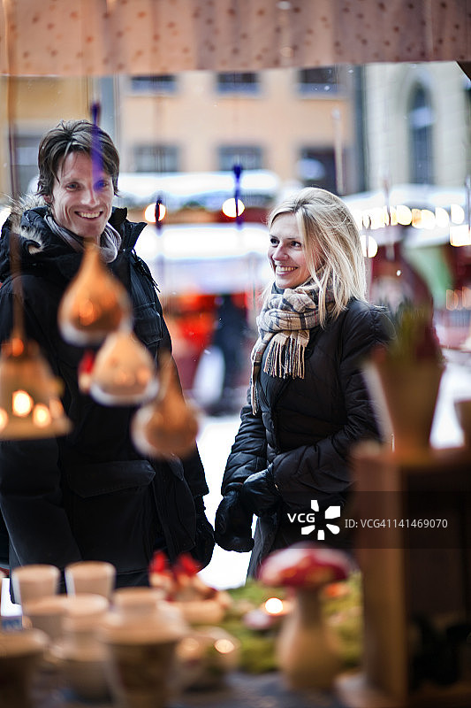 情侣站在摊位前图片素材