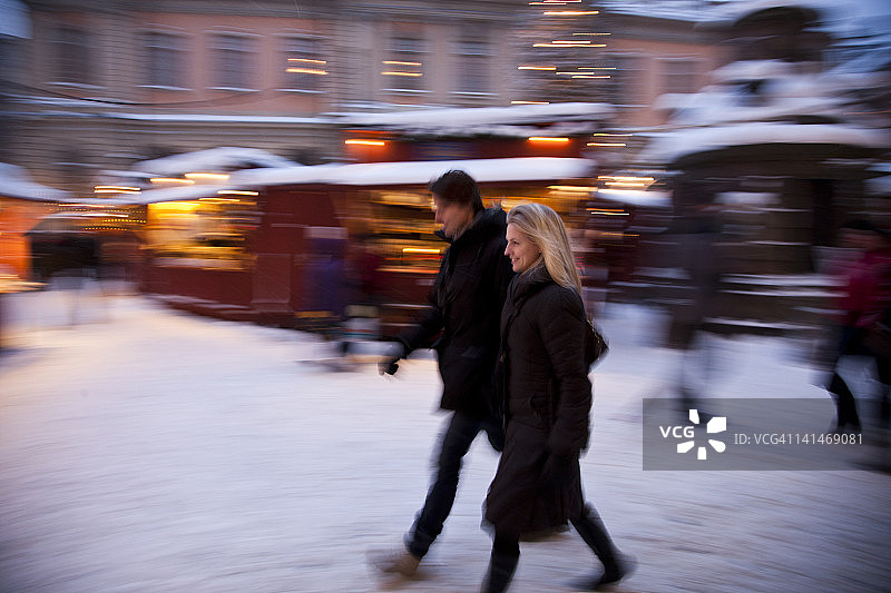 情侣在城市中散步图片素材