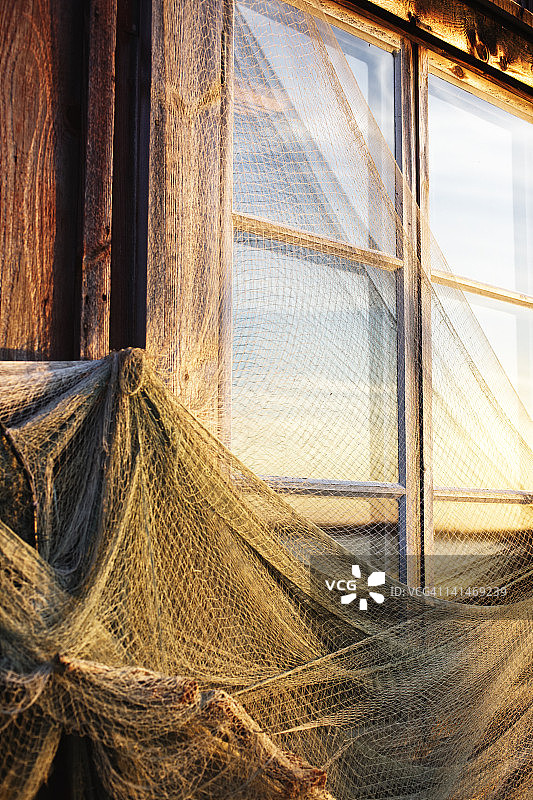 船屋上晾晒的渔网图片素材