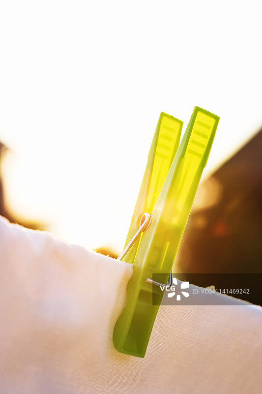 傍晚灯光下的晾衣夹特写图片素材