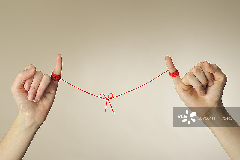 男女之间用红色连接图片素材