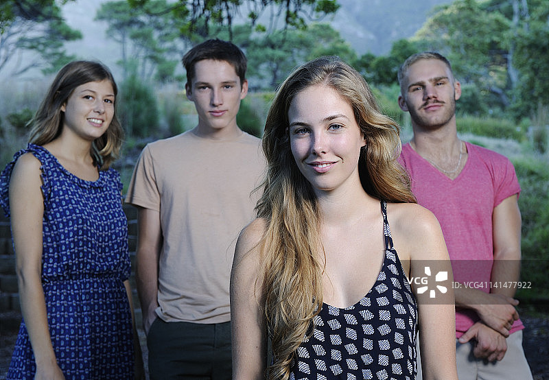 户外集体照，前景中有一人图片素材