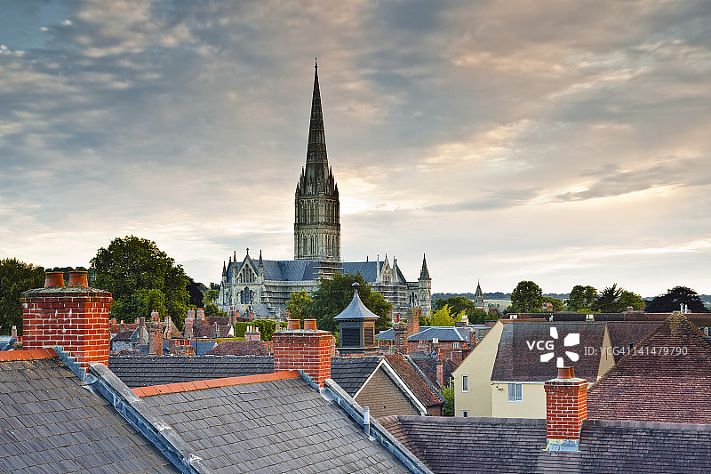 越过屋顶眺望索尔兹伯里大教堂图片素材