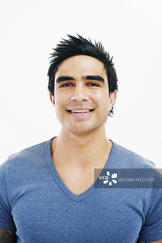 对着镜头微笑的年轻男人图片素材