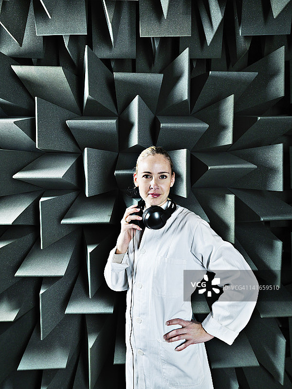 在消声室里的女技术员图片素材