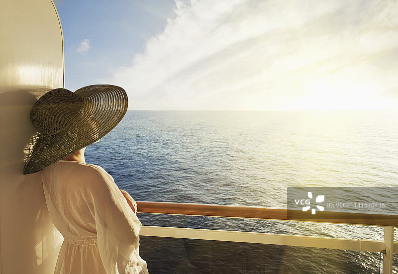在游轮上眺望大海的女人图片素材