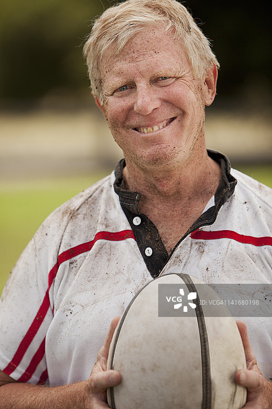 摆姿势的年长橄榄球运动员图片素材
