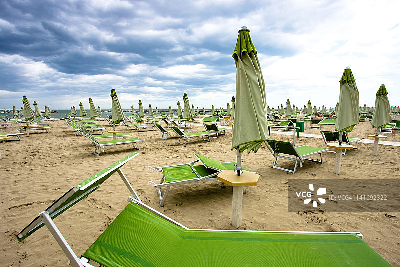 绿色沙滩椅和遮阳伞图片素材