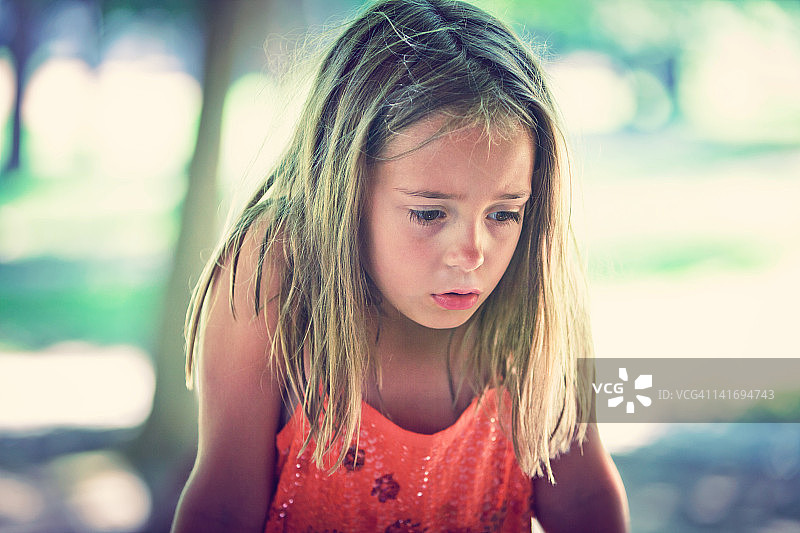 伤心的女孩图片素材